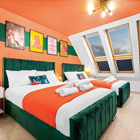 Stylish Manchester 4 Bed House W/Garden ✘ Sleeps 9 - Salford ☆ Free Parking → Smart Tvs In Every Bedroom ☆ Free Netflix & Ultra Fast Wifi ✪ 6 Min To City Centre, Close To Trafford Centre, Etihad Stadium, Manchester Arena, Clubs & More! Kültér fotó