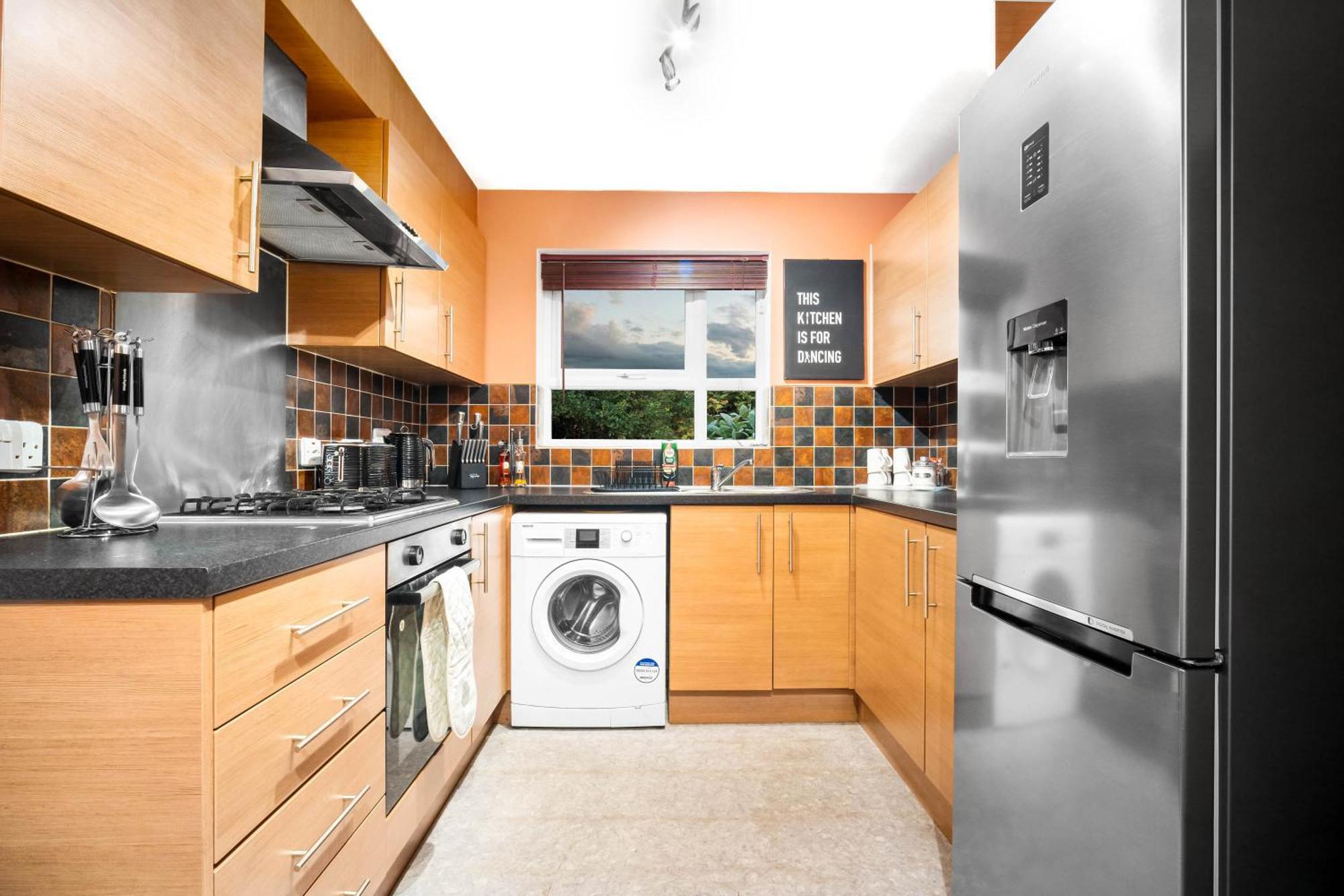 Stylish Manchester 4 Bed House W/Garden ✘ Sleeps 9 - Salford ☆ Free Parking → Smart Tvs In Every Bedroom ☆ Free Netflix & Ultra Fast Wifi ✪ 6 Min To City Centre, Close To Trafford Centre, Etihad Stadium, Manchester Arena, Clubs & More! Kültér fotó