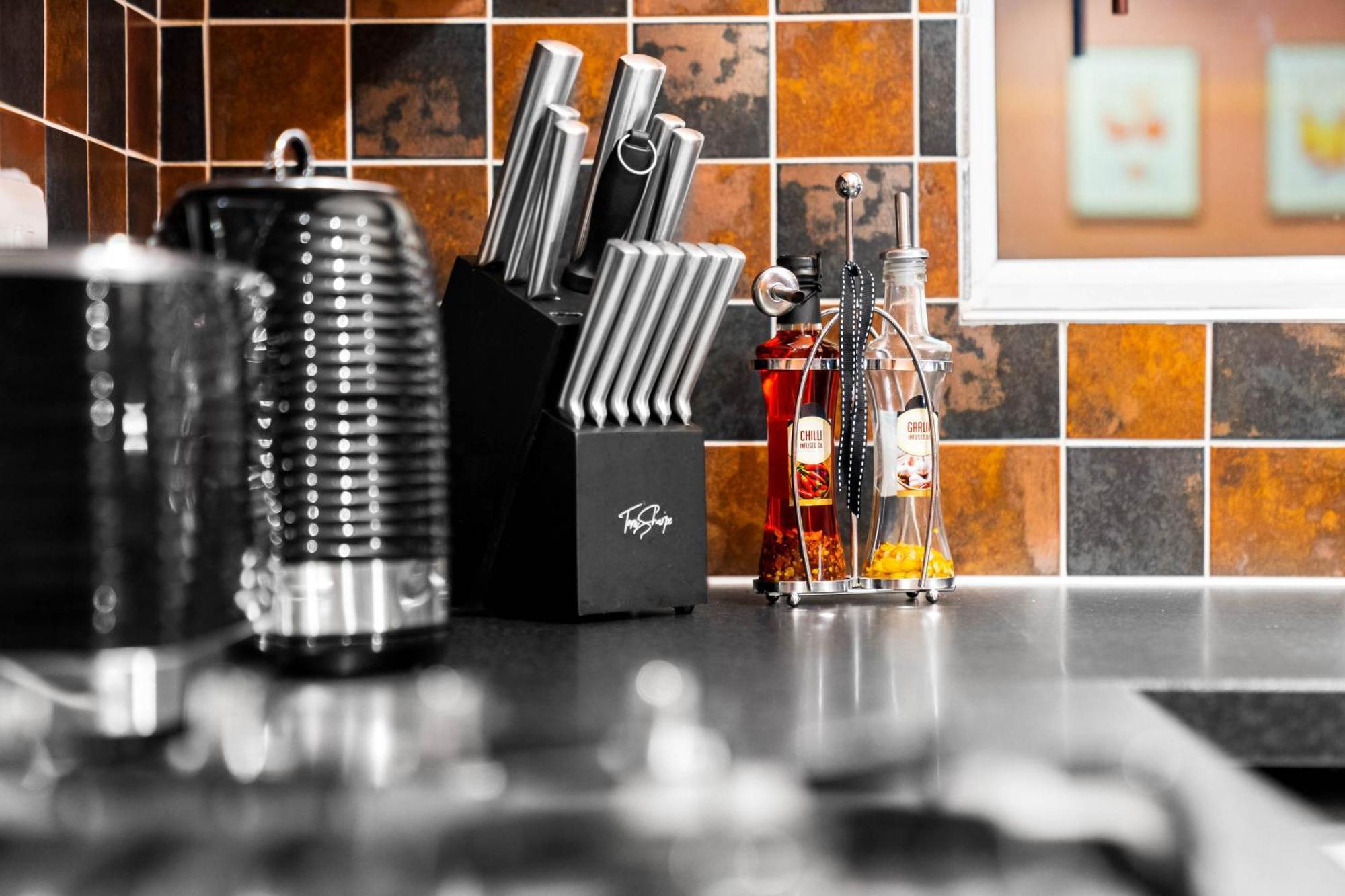 Stylish Manchester 4 Bed House W/Garden ✘ Sleeps 9 - Salford ☆ Free Parking → Smart Tvs In Every Bedroom ☆ Free Netflix & Ultra Fast Wifi ✪ 6 Min To City Centre, Close To Trafford Centre, Etihad Stadium, Manchester Arena, Clubs & More! Kültér fotó