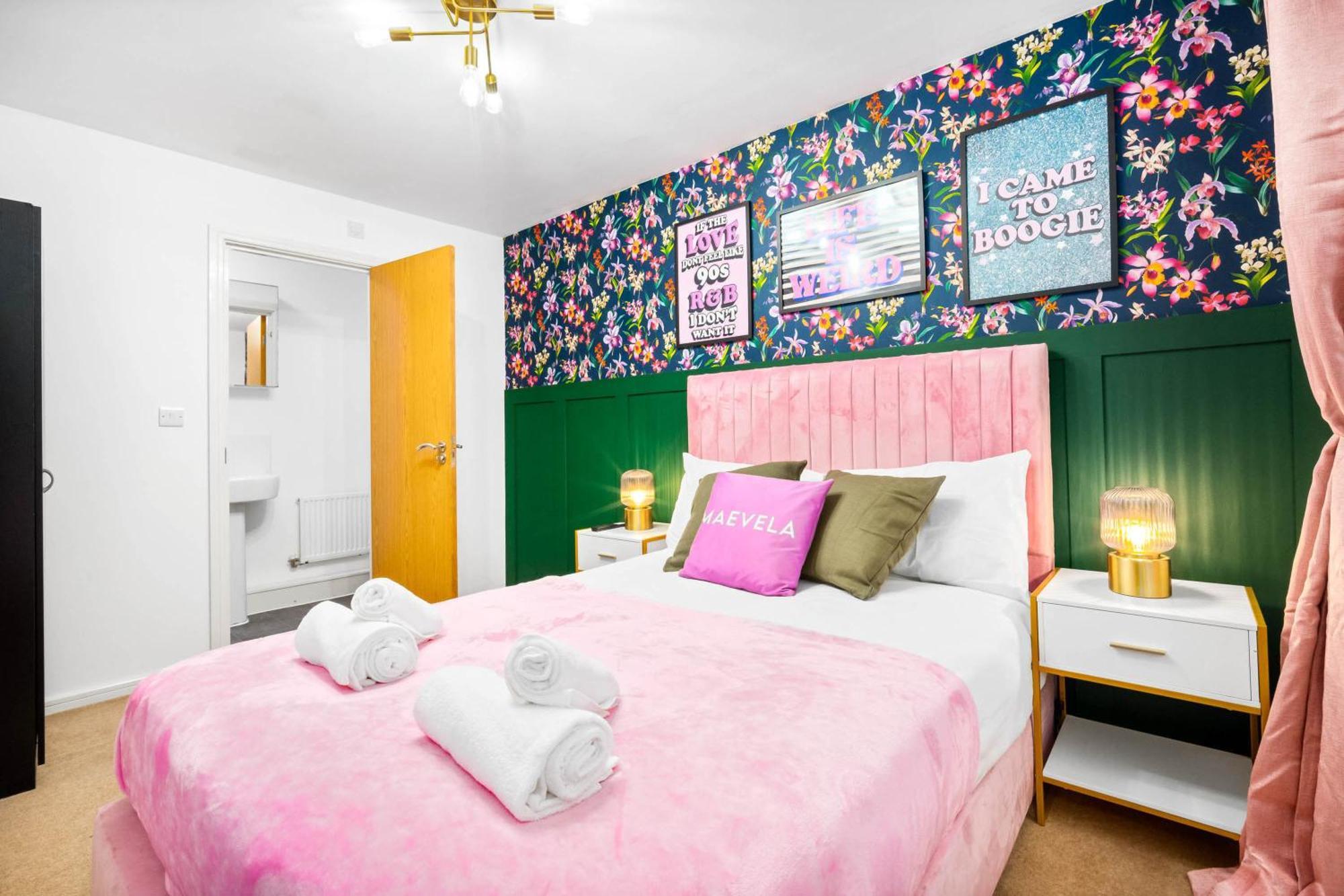 Stylish Manchester 4 Bed House W/Garden ✘ Sleeps 9 - Salford ☆ Free Parking → Smart Tvs In Every Bedroom ☆ Free Netflix & Ultra Fast Wifi ✪ 6 Min To City Centre, Close To Trafford Centre, Etihad Stadium, Manchester Arena, Clubs & More! Kültér fotó